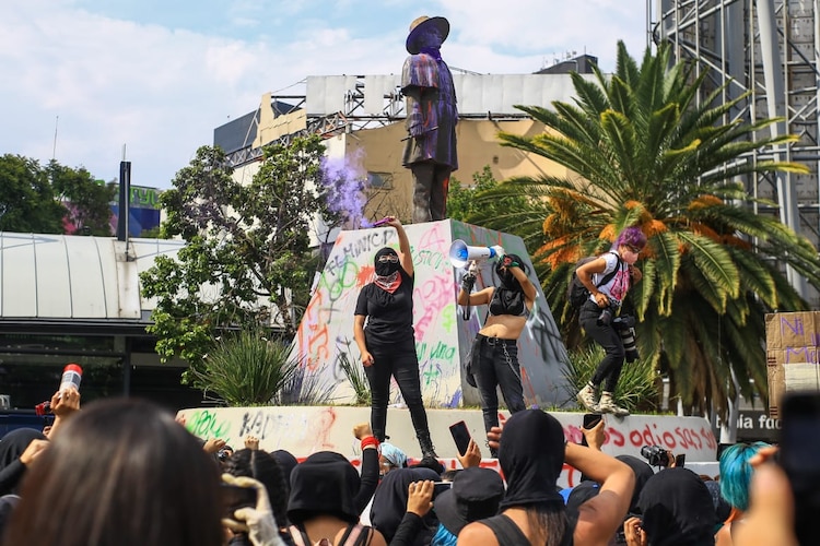 Una de las manifestantes lesionada fue atendida por el ERUM.