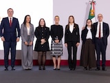 Funcionarios federales y de la empresa LEGO este jueves en Palacio Nacional.