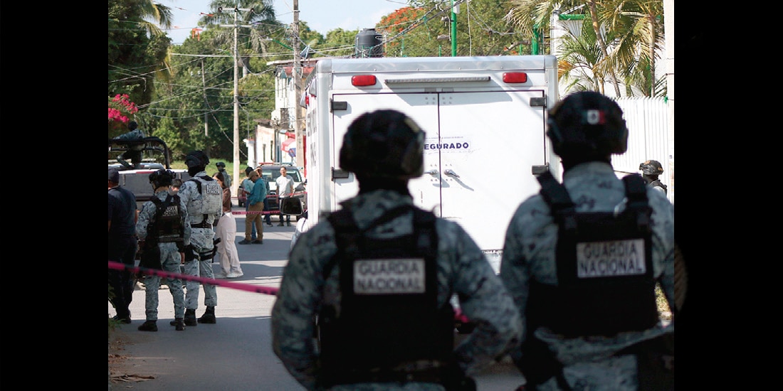 FUERZAS locales y federales se presentaron ayer en la escena
del crimen. Enseguida se activó un operativo de búsqueda