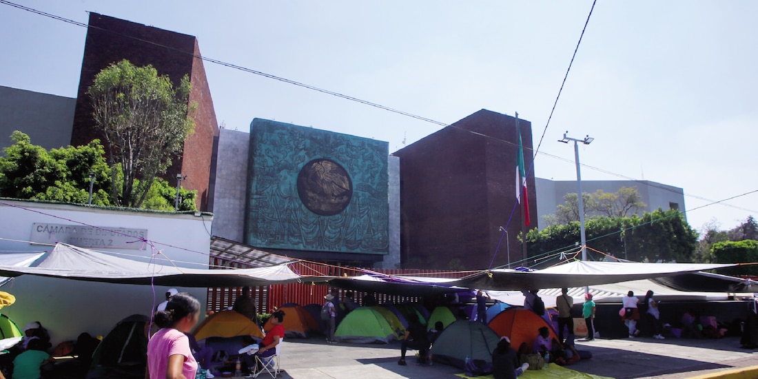 Maestros de la CNTE bloquean los alrededores de la Cámara de Diputados, ayer.