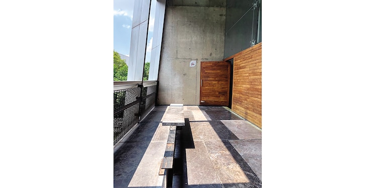 Banca incompleta en una terraza
