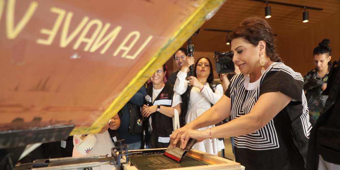 Clara Brugada al estampar una tote bag en el taller de serigrafía, ayer.