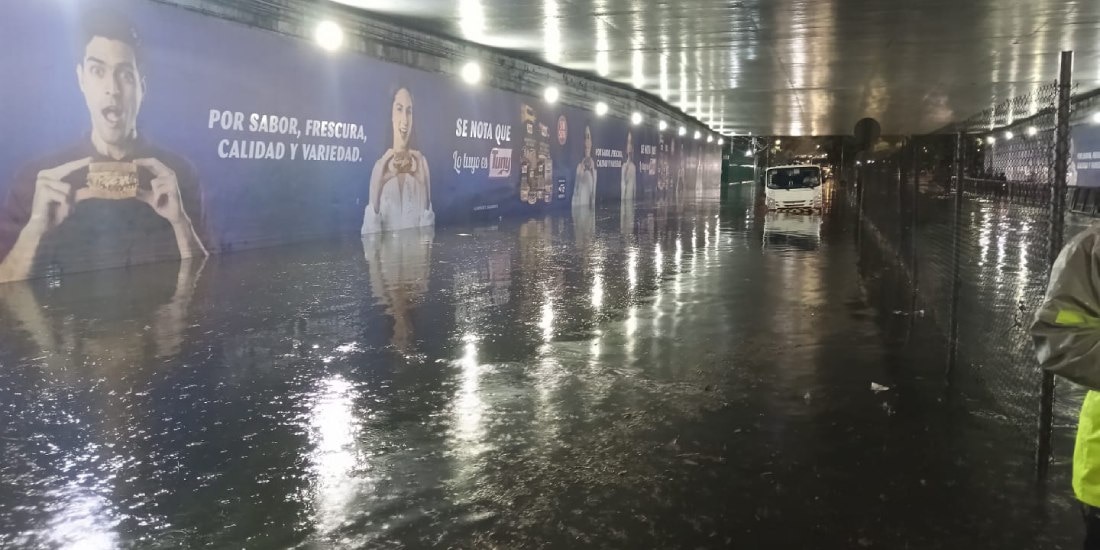 Lluvia provoca inundaciones al sur de la CDMX.