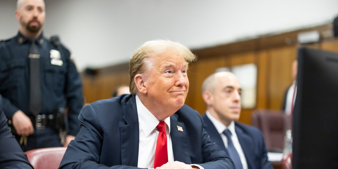 El exlíder sonríe ante un fotógrafo al escuchar los argumentos finales en NY, ayer.