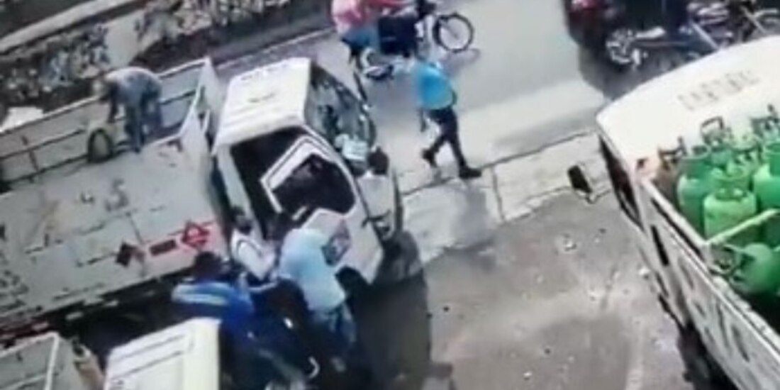 Hombre impide asalto al lanzarle un tanque de gas al ladrón