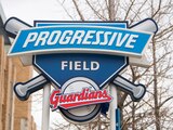 Un letrero en el Progressive Field muestra el nombre de los Guardians de Cleveland, nuevo nombre de los anteriormente denominados Indians en la MLB.