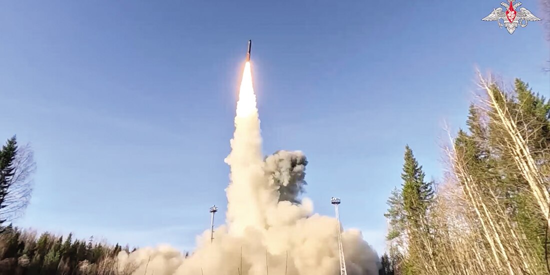 Un misil balístico intercontinental Yars se lanza desde el cosmódromo de Plesetsk durante un ejercicio militar, ayer.