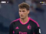 Santiago Giménez hace gol con el Feyenoord.