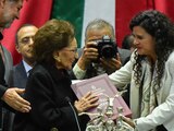 Luisa María Alcalde entregó a Ifigenia Martínez el sexto y último Informe de Gobierno de AMLO.