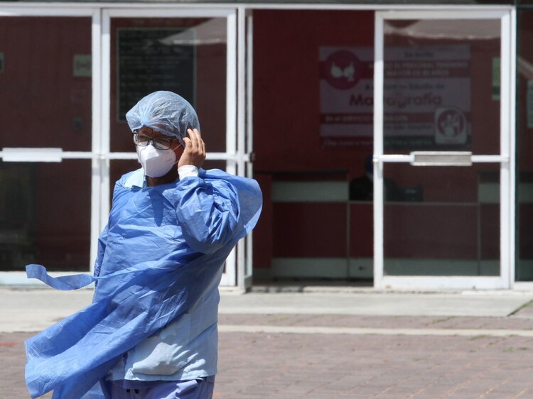 Personal médico afuera del Hospital General de Tláhuac en la Ciudad de México.
