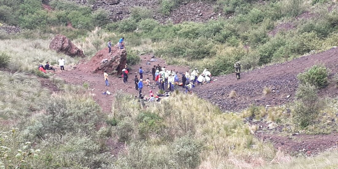 Autoridades trabajan en el rescate de 6 personas en el volcán Xitle, en Tlalpan; reportan un muerto.