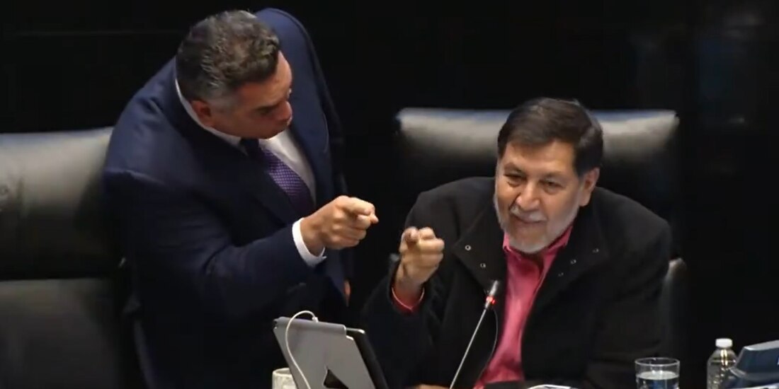 El senador priista, Alejandro Moreno, encaró a Fernández Noroña en la Mesa Directiva. Foto: Captura de Pantalla