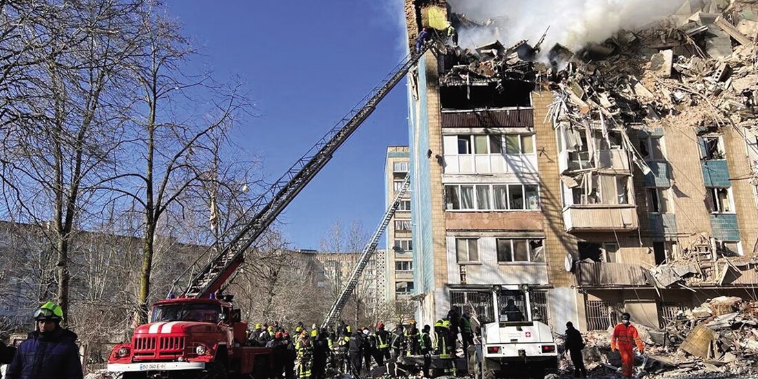 Humo se eleva de un edificio de departamentos alcanzado por un ataque con misiles rusos por la mañana en Ternópil, Ucrania, ayer.