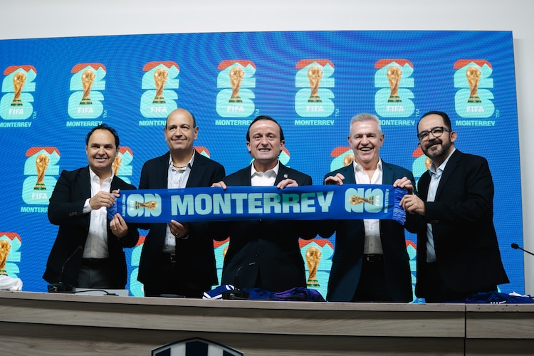 Las celebridades del panel posando con la bufanda de Monterrey.