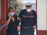 Una mujer acompaña a su padre al punto de vacunación en Magdalena Contreras.