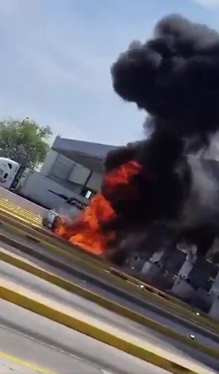 Así se ve el incendio de una camioneta en la carretera México - Querétaro.