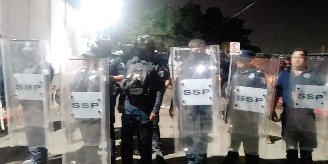 MOMENTO en que las encapsularon; antes, las rociaron con extintores para disuadirlas.