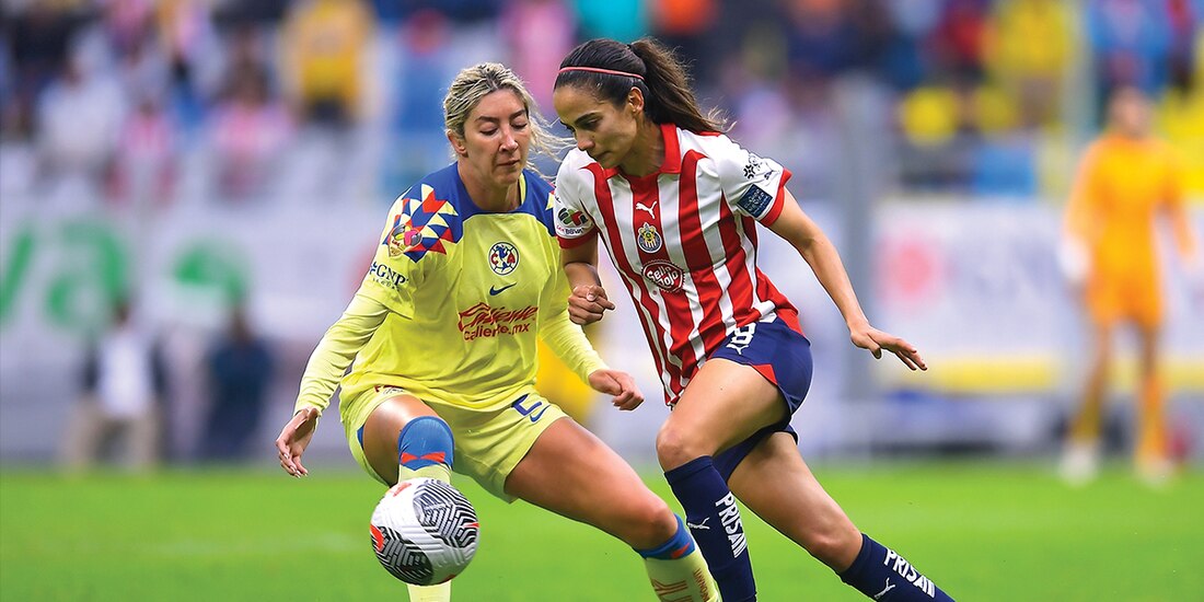 Jocelyn Orejel y Carolina Jaramillo, durante un América-Chivas.