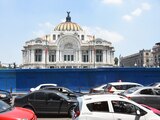El Palacio de Bellas Artes bloqueado por vayas, el día de su reapertura