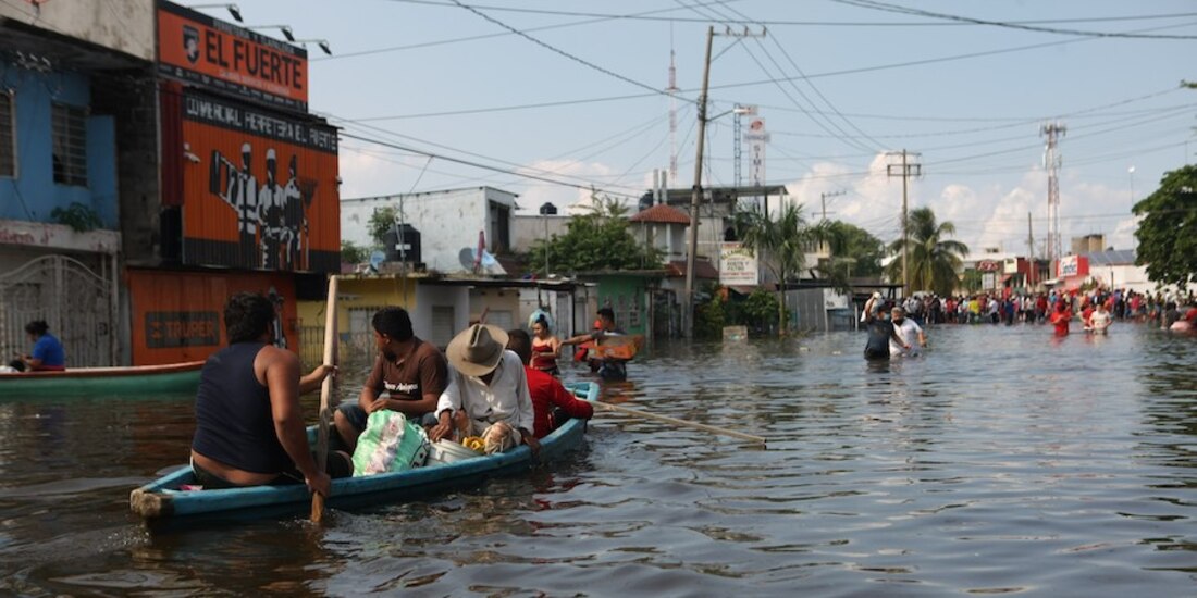 Evacuación, ayer, de la colonia Gaviotas Sur tras el desbordamiento del Grijalva.