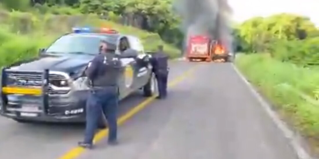 Elementos de la Secretaría de Seguridad de Michoacán resguardan la zona bloqueada.