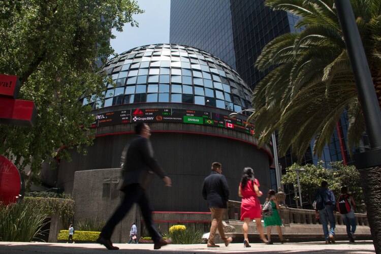 Peso mexicano y BMV culminan nueva semana de pérdidas.