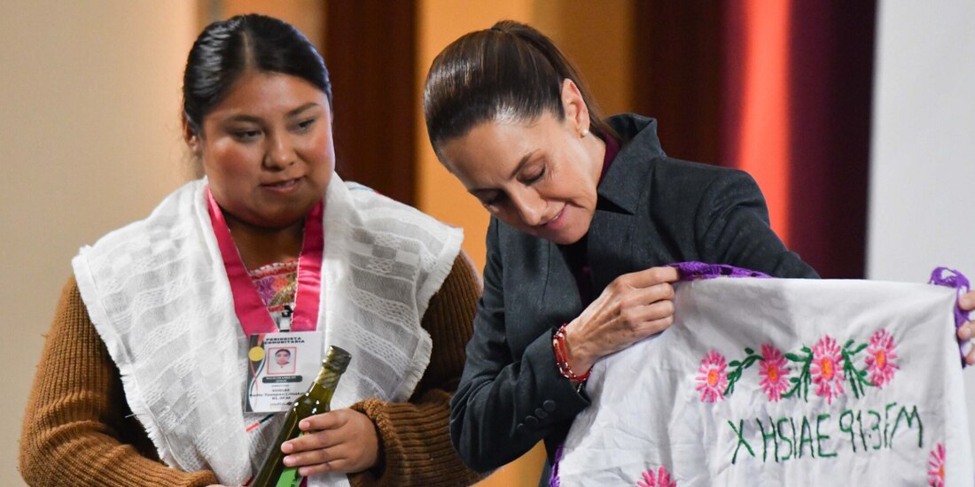 La presidenta recibió presentes de una reportera comunitaria, ayer.
