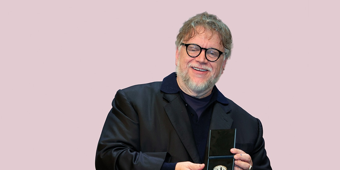 El cineasta recibiendo ayer, la medalla de plata por la Filmoteca de la UNAM.