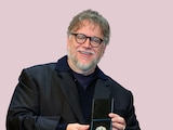 El cineasta recibiendo ayer, la medalla de plata por la Filmoteca de la UNAM.
