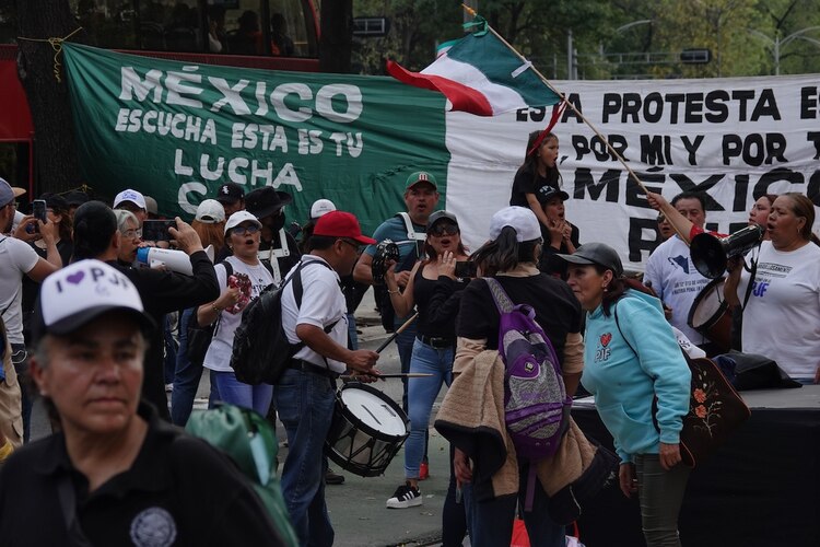 Trabajadores del Poder Judicial en una manifestación frente al Senado de la República. Foto: Especial