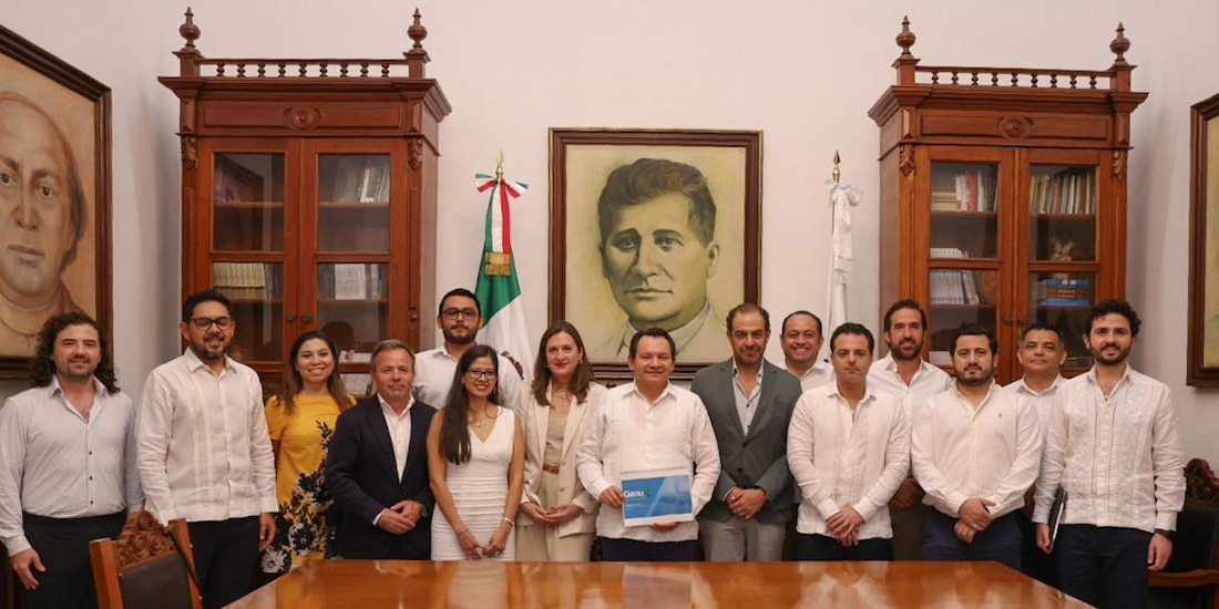 Al centro de la imagen el Gobernador Joaquín Díaz Mena.