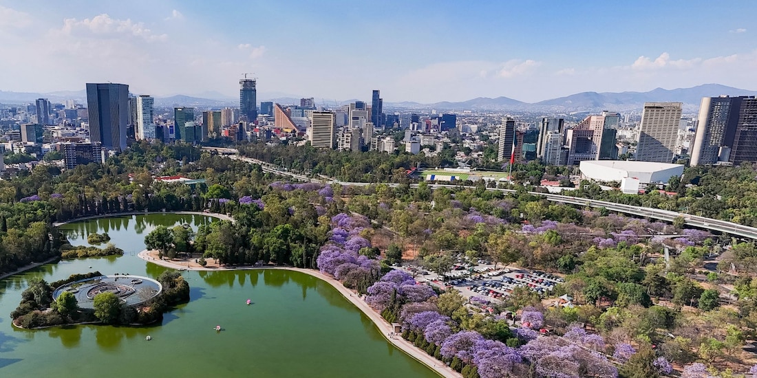 En una toma aérea, una fotografía ilustrativa de la Segunda Sección del Bosque de Chapultepec.
