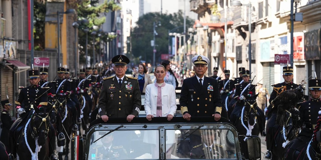 La presidenta Claudia Sheinbaum encabeza la ceremonia del 113 Aniversario de la Marcha de la Lealtad en el Zócalo capitalino.