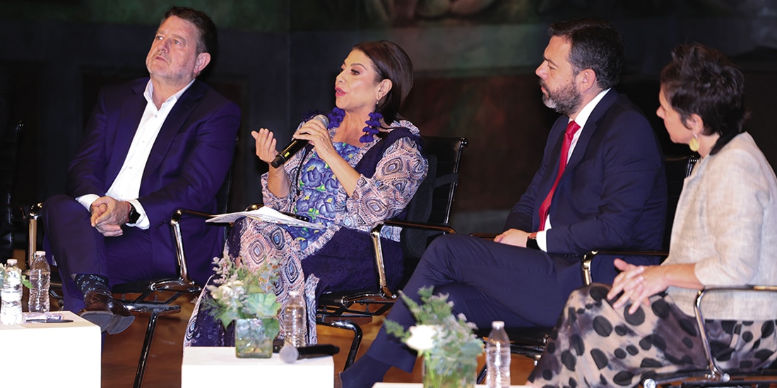 CLARA BRUGADA (2ª. de izq. a der.), acompañada por los gobernantes visitantes, ayer, durante el evento de la Coalición de Alcaldes de las Américas sobre Migración.