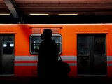 Un usuario del Metro CDMX espera la llegada del convoy en el andén