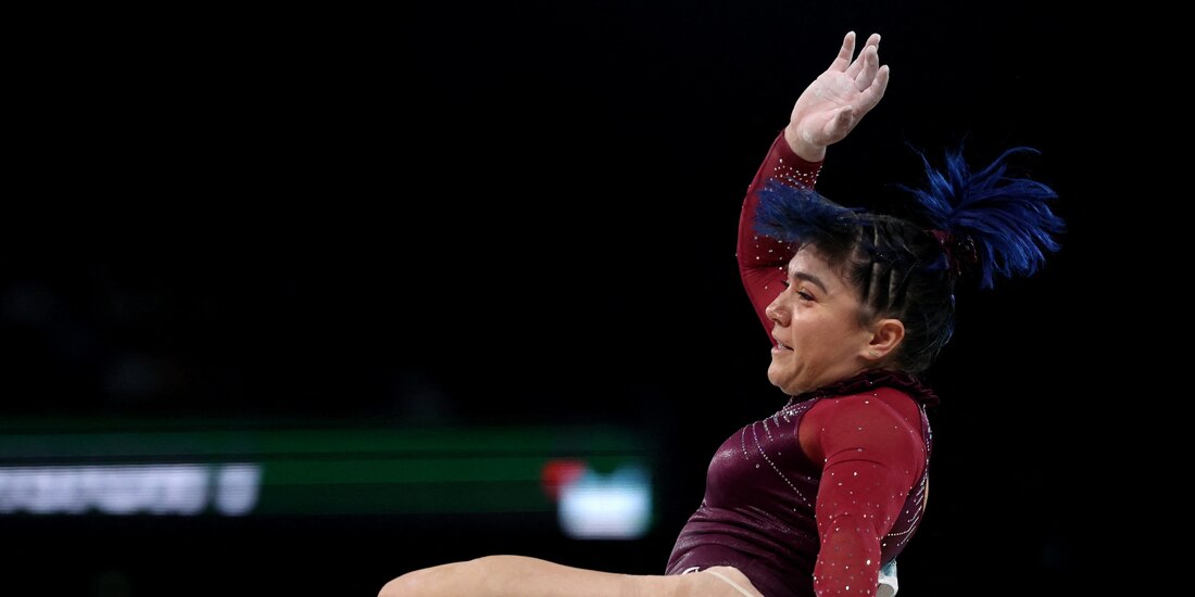 Alexa Moreno cae en la barra de equiibrio, ayer, en la Bercy Arena.