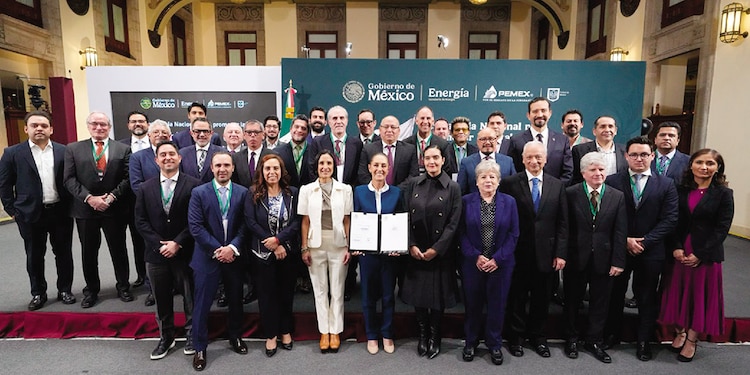 El pasado jueves, la Presidenta Claudia Sheinbaum y empresarios del sector firmaron en Palacio Nacional un pacto para evitar el incremento del combustible.
