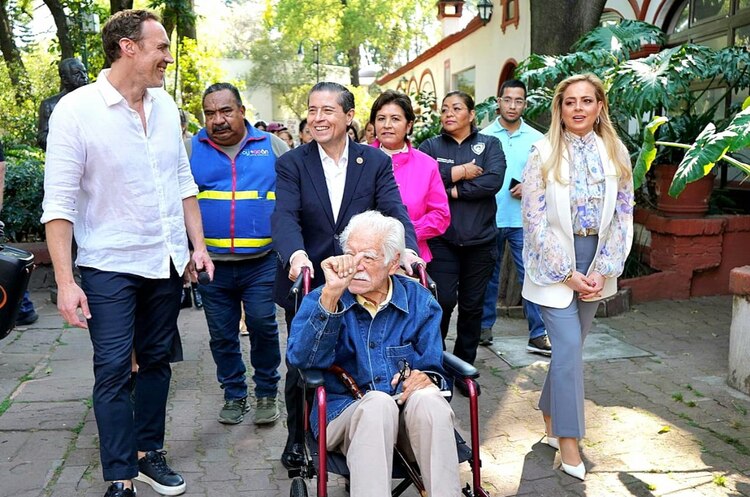 Arturo Estrada, último alumno vivo de Frida Kahlo, participa en la inauguración de la exposición "El Legado de una Escuela: Los Fridos" en Coyoacán.