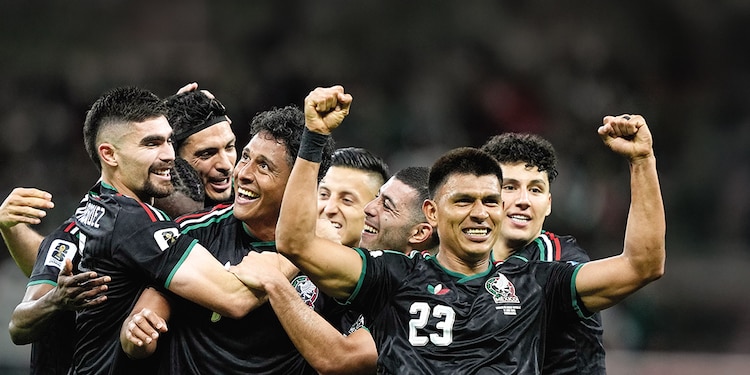 LUIS ROMO festeja
su tanto, anoche
