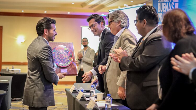 Miguel Ángel Tello Vargas, titular de la Unidad de Planeación y Prospectiva de Hidalgo,
afirmó que este "reconocimiento no solo honra a nuestro gobierno, sino también a cada persona comprometida con el crecimiento de Hidalgo y con la mejora de la vida de sus habitantes".