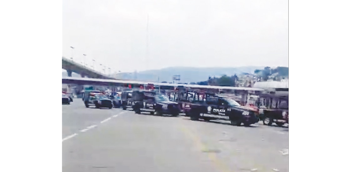 La policía capitalina bloqueó el paso a familiares de los 43, ayer.
