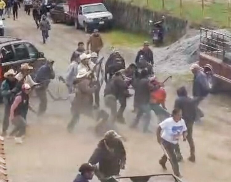 Pobladores de Texcaltitlán enfrentan a extorsionadores, el 8 de noviembre.