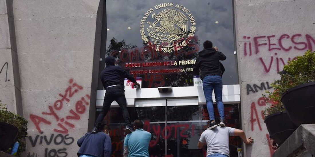 Normalistas vandalizan el Consejo de la Judicatura, ayer.