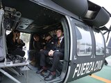 El gobernador Samuel García, ayer, al presentar un nuevo helicóptero para la agrupación Fuerza Civil.