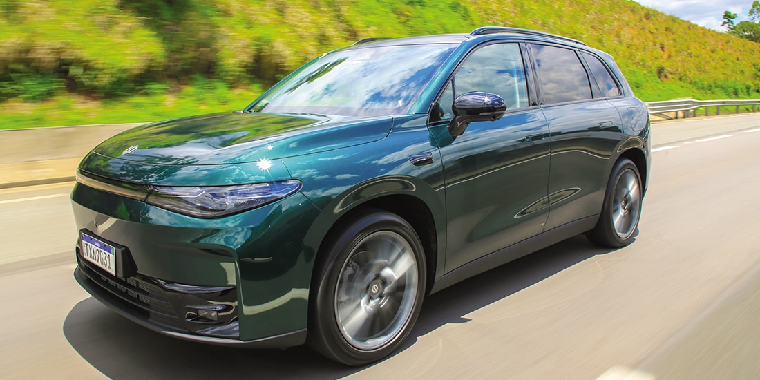 Techo panorámico y una cabina que busca colocarlo como alternativa directa frente a SUVs medianos premium.