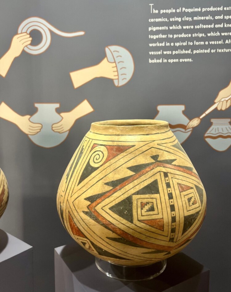 Hace unos 50 años Juan Quezada Celado se propuso estudiar la técnica de la cerámica de Paquimé, logrando hacer una imitación perfecta.