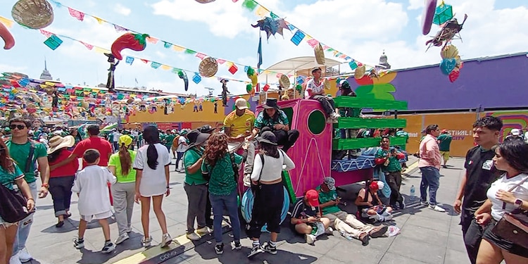 Mujeres venden ilegalmente latas de cerveza en el Fan Fest.