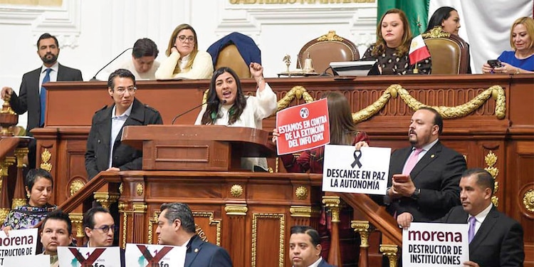 DIPUTADOS DE MORENA, ayer en el Congreso capitalino, al discutir la desaparición de Infocdmx.