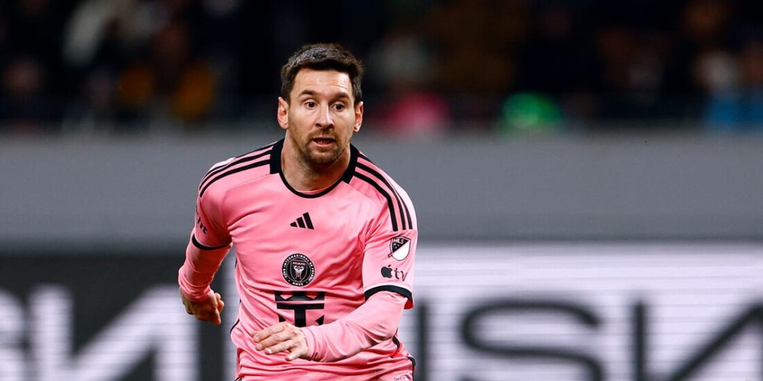 Lionel Messi conduce el balón durante un partido del Inter Miami.