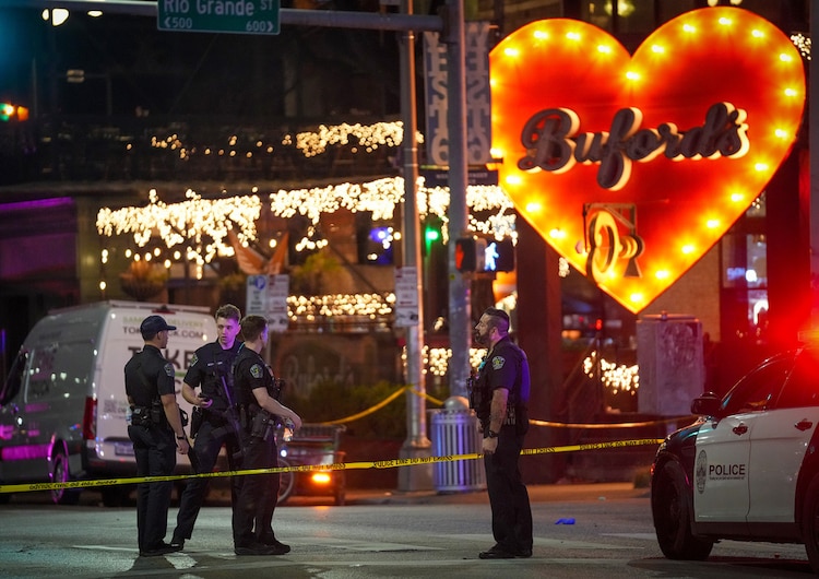 Policías y paramédicos atendieron a las víctimas luego del ataque armado ocurrido durante la madrugada en un centro nocturno de Texas.